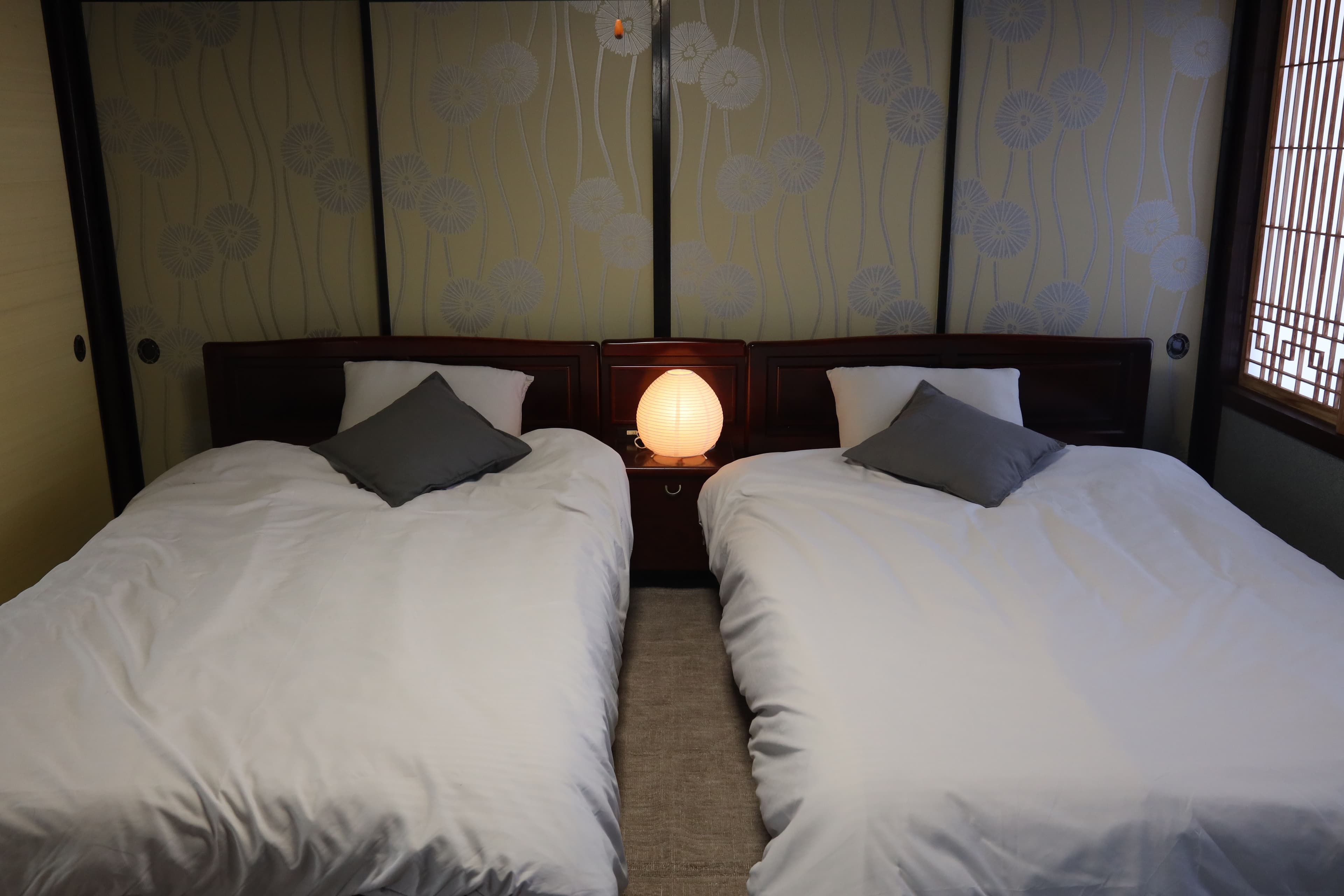 洋室（ツインベッド・夜）